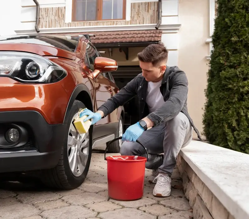 Lavage auto à domicile Montesquieu-des-Albères : professionnel intervenant sur un véhicule